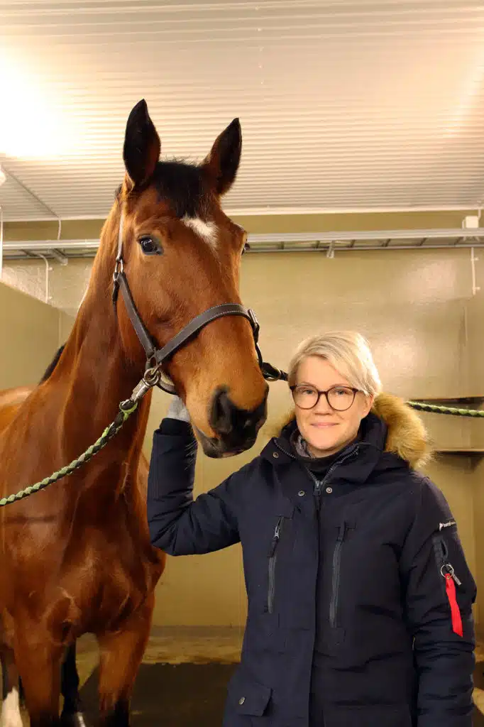 Harjun hevostalouden opettaja Kaisa Räsänen ja ratsu